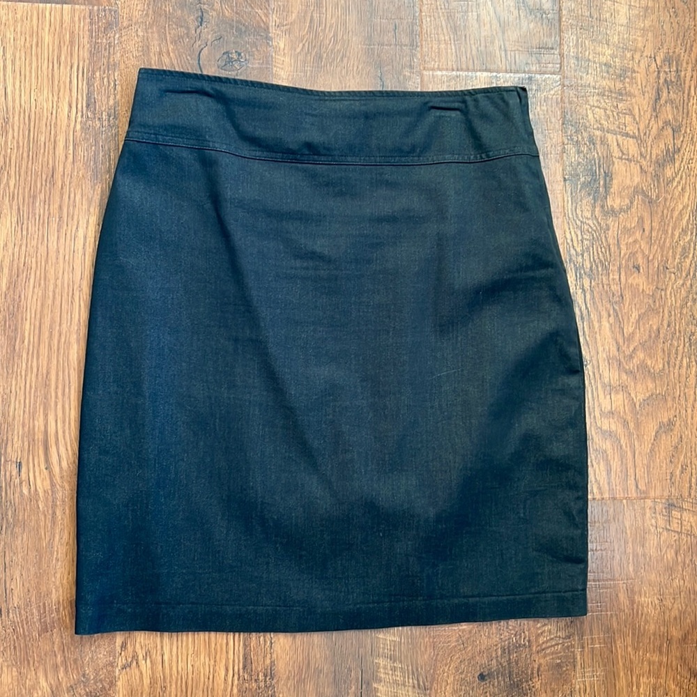 Lace-up black skirt